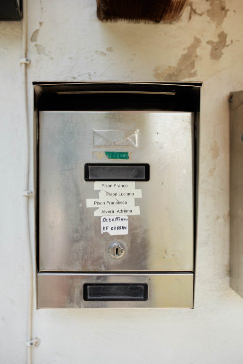 Cassetta delle lettere in metallo con i nomi Pison Franco, Pison Luciano, Pison Francesca, Alverà Adriana e Sebastiano De Cassan.