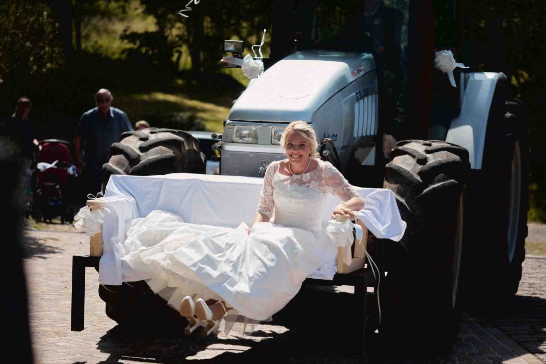 Sposa in abito bianco entra nella Basilica di Cortina d'Ampezzo accompagnata dal padre.