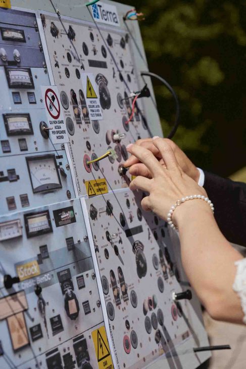 Sposi si tengono per mano davanti all'altare durante lo scambio delle promesse nuziali.