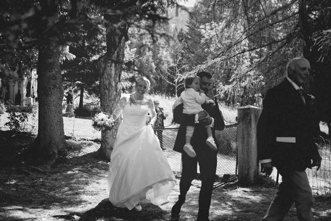 Reportage di nozze in bianco e nero tra gli alberi, realizzato da un fotografo matrimonio Cortina d’Ampezzo.