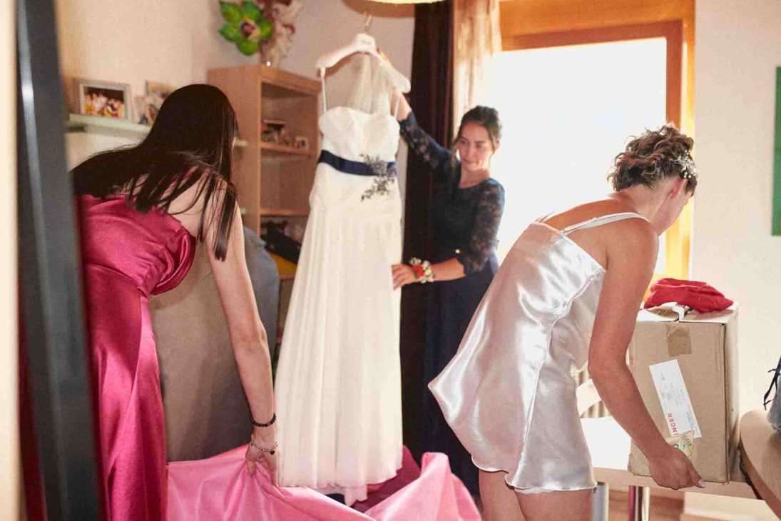 Preparativi sposa ad Arabba con amiche e abito bianco, fotografo matrimonio Arabba Livinallongo.