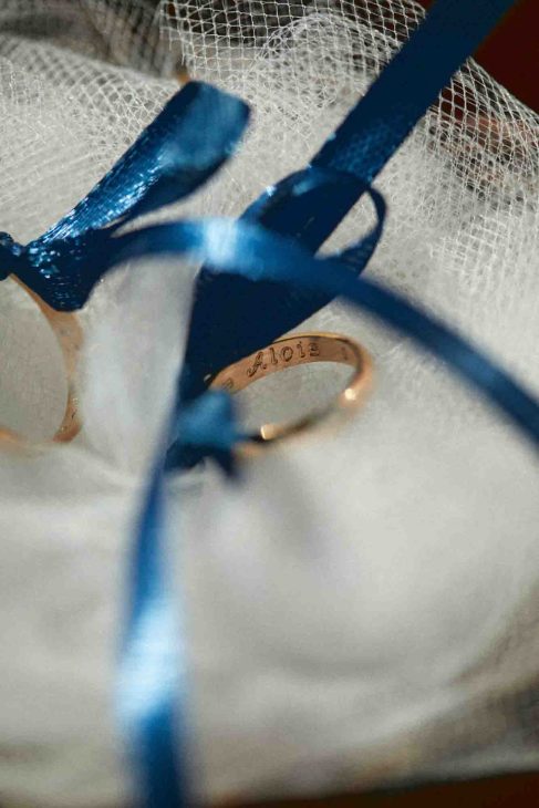 Dettaglio fede nuziale in oro con incisione personalizzata, fotografo matrimonio Arabba Livinallongo.