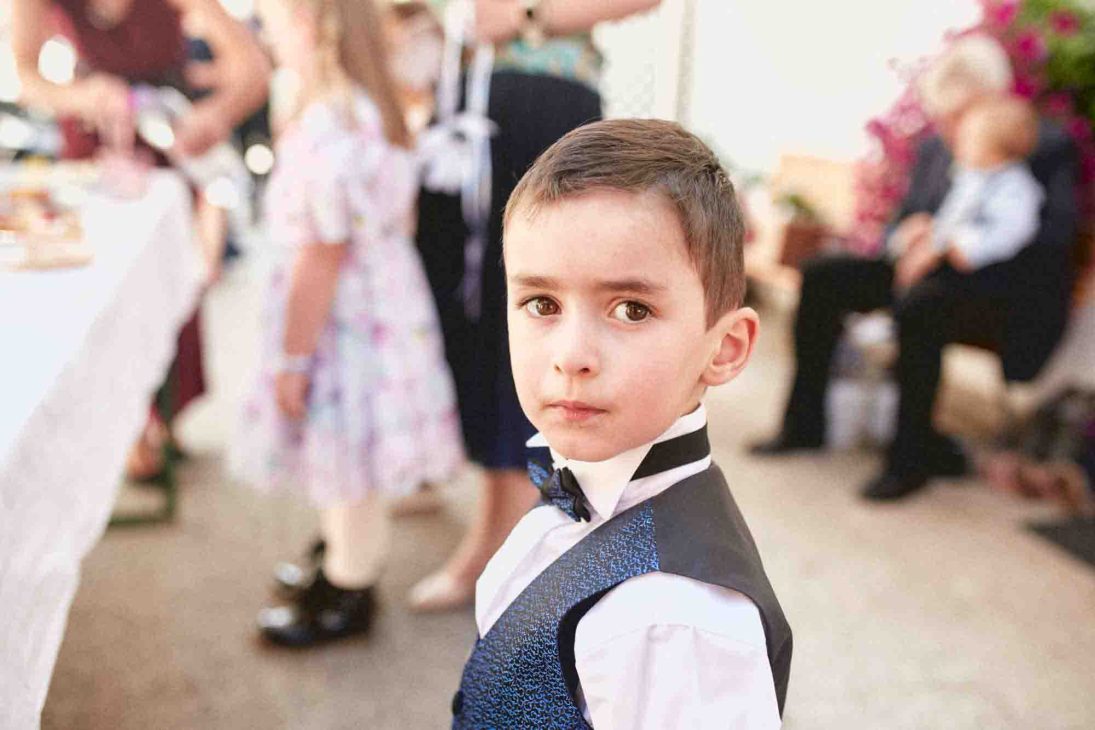 Il piccolo Romeo in abito elegante ad Arabba, servizio del fotografo matrimonio Arabba Livinallongo.