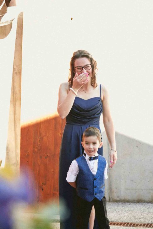 Sorella e figlio della sposa sorridono durante il matrimonio ad Arabba, fotografo matrimonio Arabba Livinallongo.