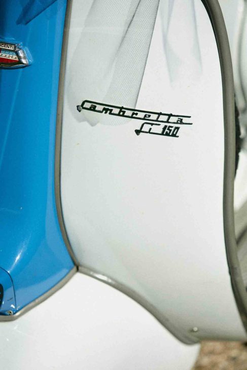 Dettaglio logo Lambretta Li 150 vintage per nozze ad Arabba, fotografo matrimonio Arabba Livinallongo.