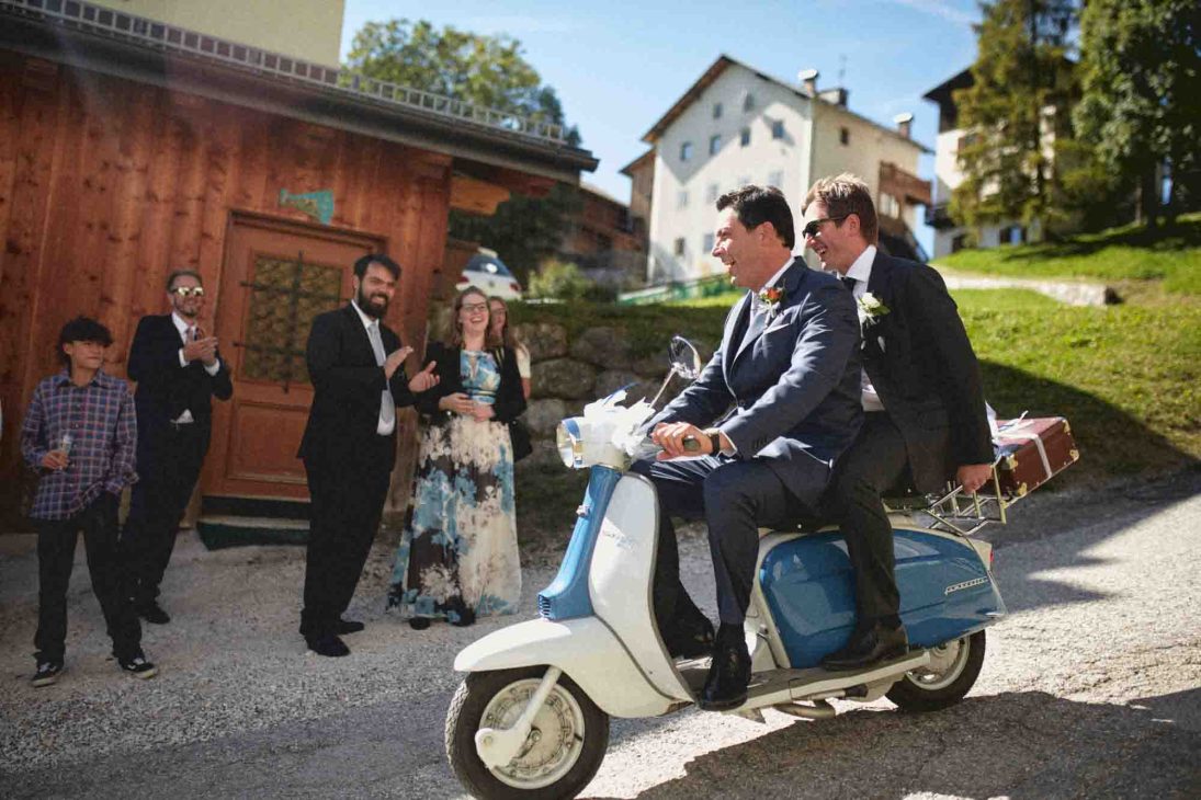 Sposo e testimone su Lambretta vintage a Cherz, servizio del fotografo matrimonio Arabba Livinallongo.