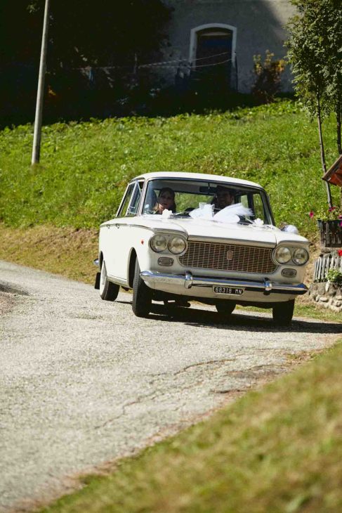 Arrivo della sposa in auto d'epoca bianca ad Arabba, servizio del fotografo matrimonio Arabba Livinallongo.
