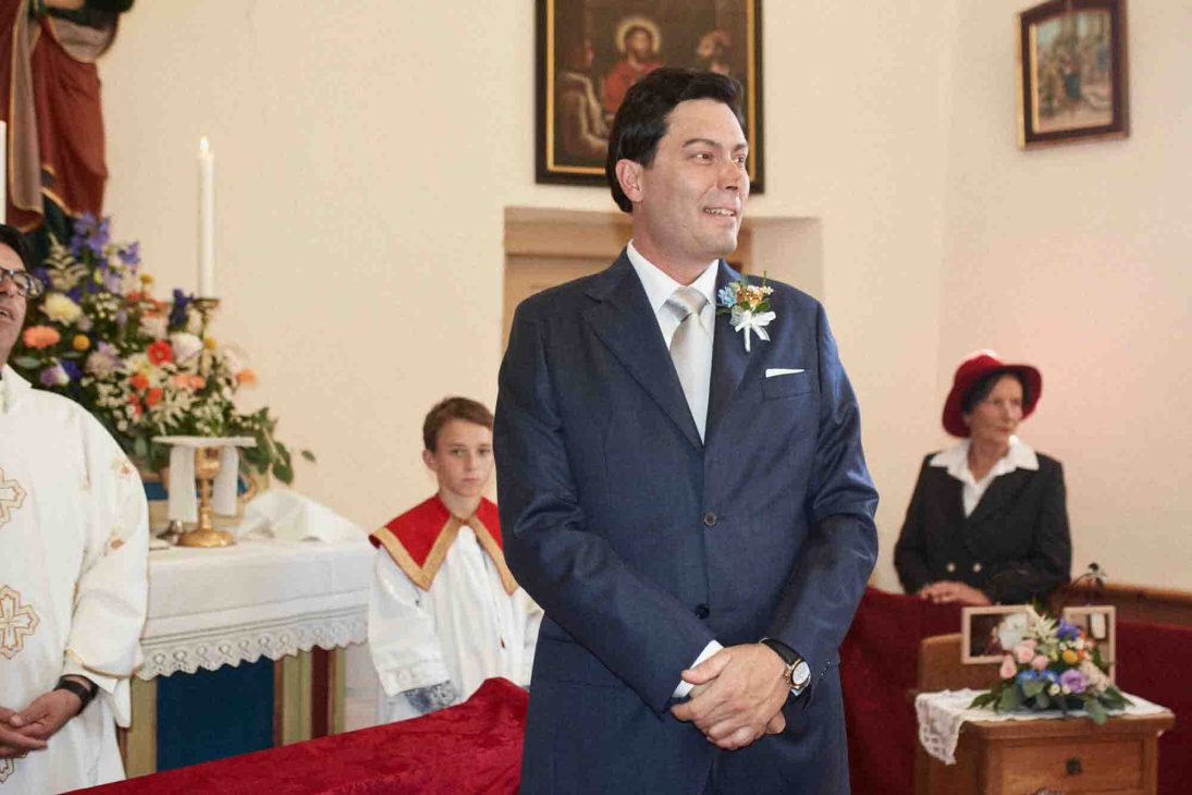 Sposo commosso attende l'arrivo della sposa a Cherz, servizio del fotografo matrimonio Arabba Livinallongo.