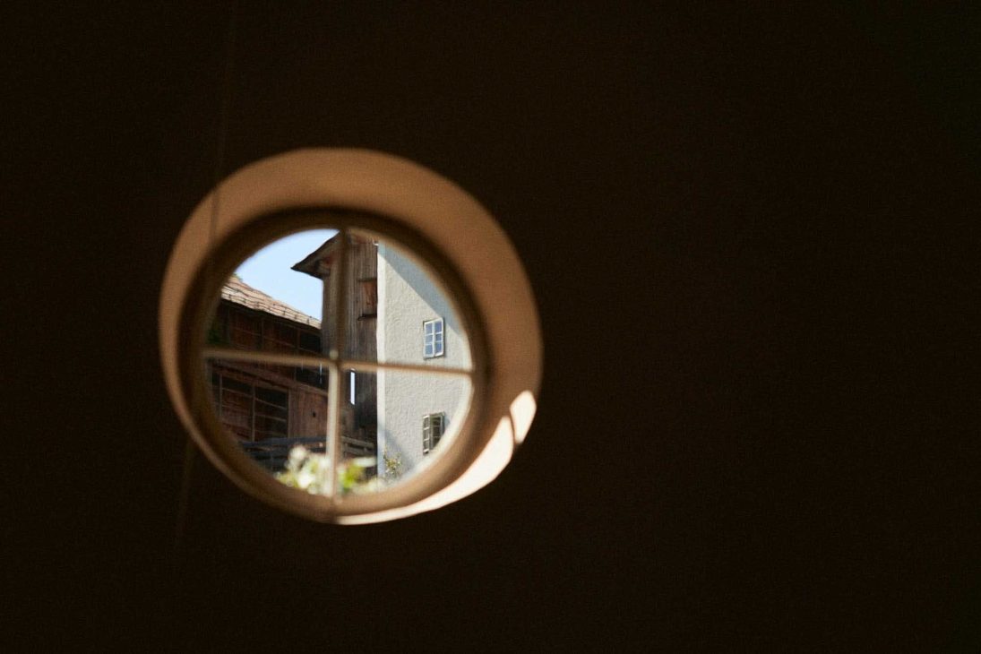 Scorcio architettonico circolare su fienili alpini a Cherz, servizio del fotografo matrimonio Arabba Livinallongo.