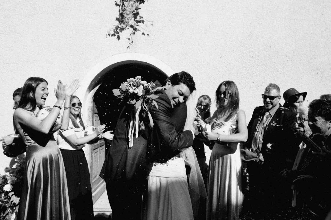 Uscita degli sposi dalla Chiesetta di Cherz con lancio del riso, fotografo matrimonio Arabba - dolomiti.