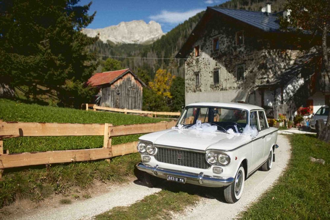 Auto d'epoca bianca tra le vette di Arabba Livinallongo, servizio del fotografo matrimonio Arabba - dolomiti.