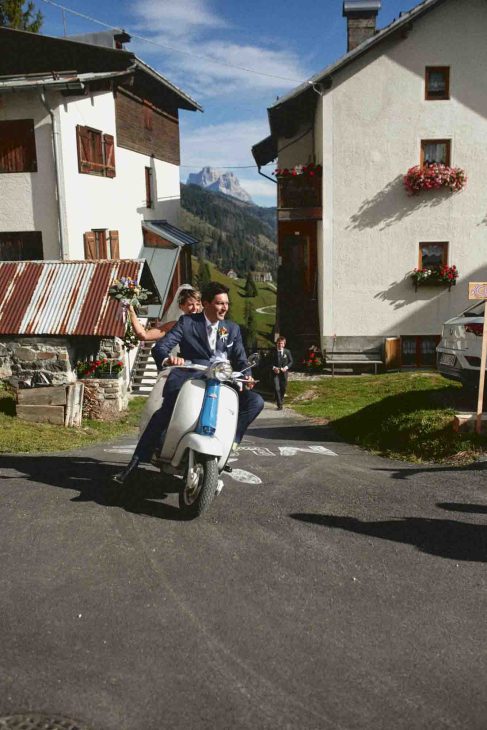 Sposi in sella a una Lambretta vintage a Cherz, servizio del fotografo matrimonio Arabba - dolomiti.