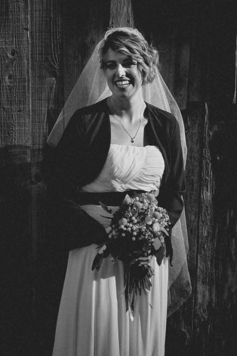 Ritratto sposa davanti a un antico talvà in legno, servizio fotografo matrimonio Arabba - dolomiti.