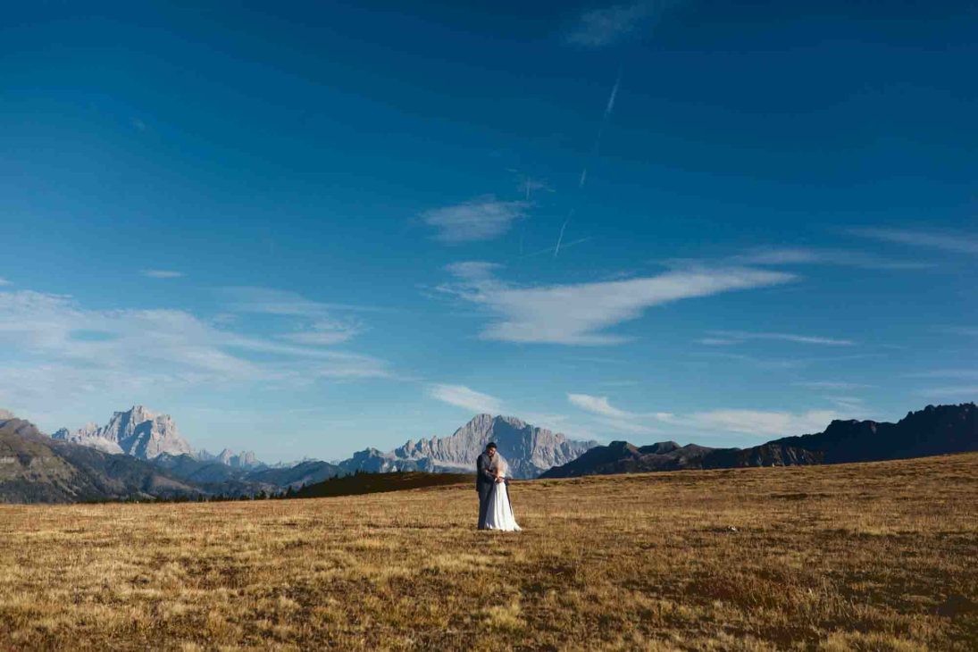 Sposi abbracciati in quota con panorama sul Monte Pelmo e Civetta, fotografo matrimonio Arabba - dolomiti.