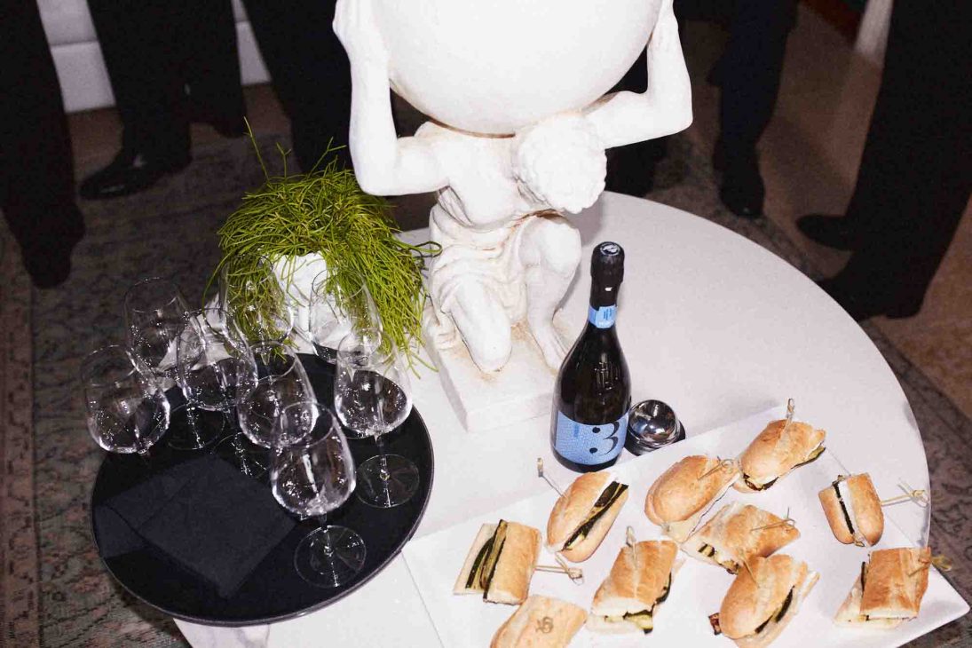 Fotografo matrimonio villa veneta Vicenza: dettaglio buffet aperitivo con spumante, panini gourmet e statua in gesso.