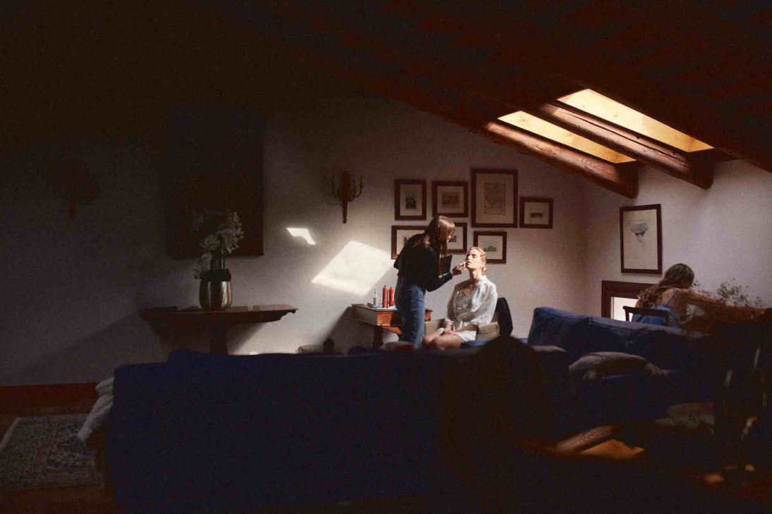 Fotografo matrimonio villa veneta Vicenza: sposa si prepara in mansarda sotto la luce naturale del lucernario.