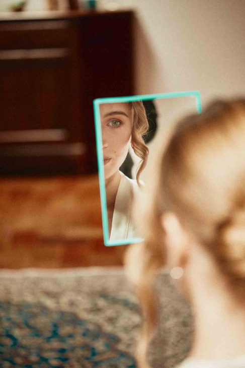 Fotografo matrimonio villa veneta Vicenza: riflesso della sposa nello specchio durante la preparazione finale.