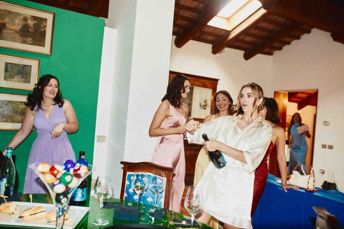 Sposa e damigelle festeggiano l'inizio dei preparativi, scatto autentico di un fotografo matrimonio villa veneta Vicenza.