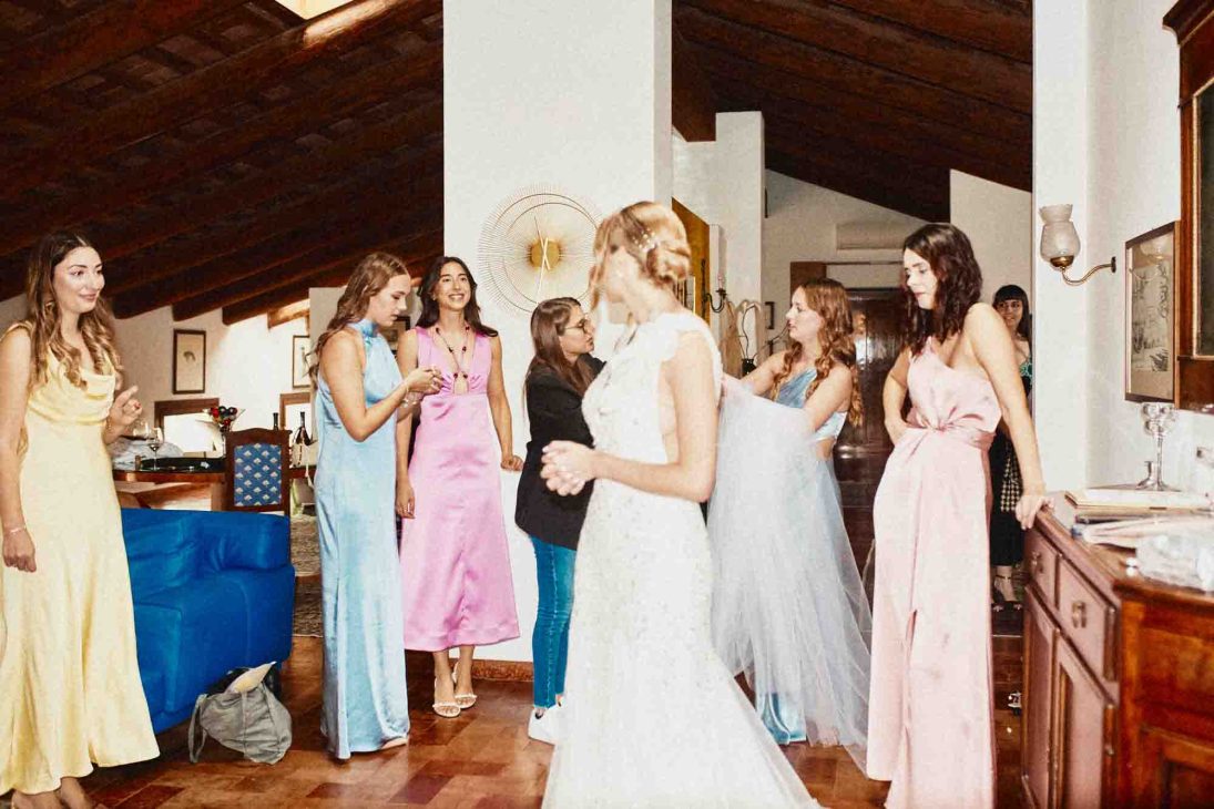 Sposa e damigelle in abiti eleganti si preparano, scatto di un fotografo matrimonio villa veneta Vicenza.