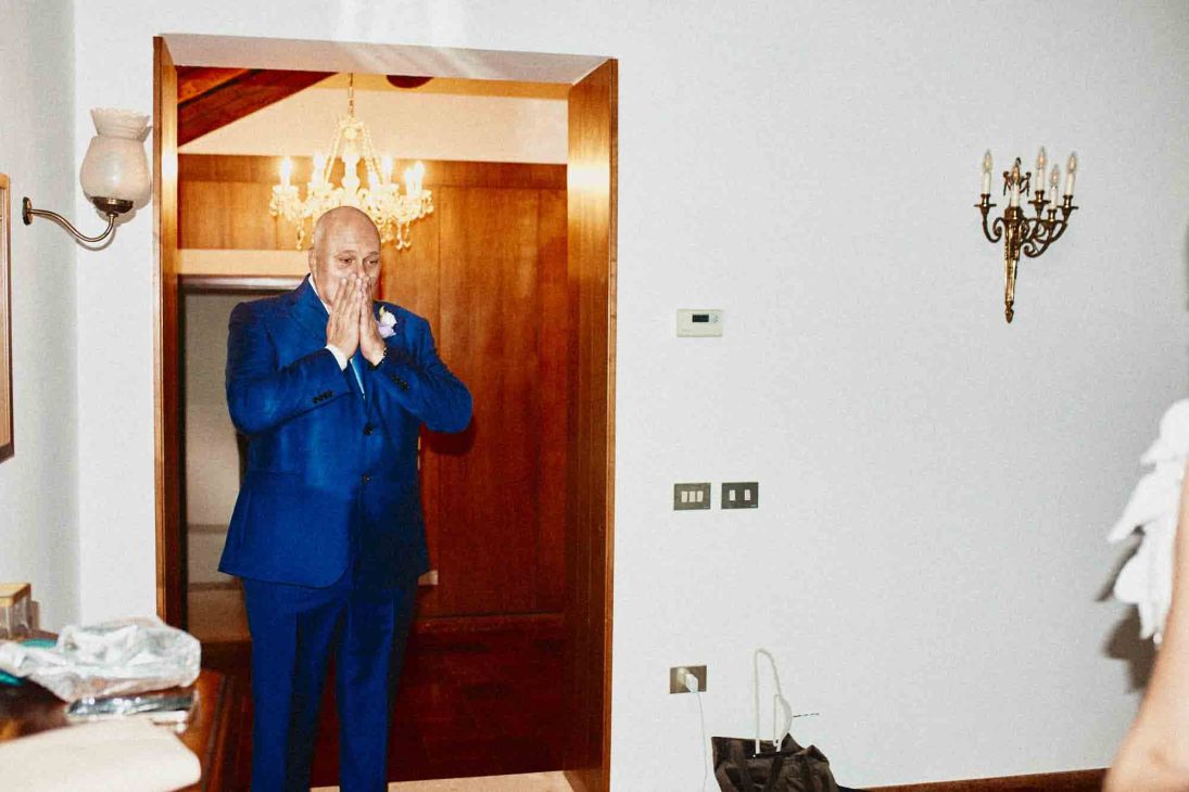 Padre della sposa commosso in abito blu di fronte al fotografo matrimonio villa veneta Vicenza.