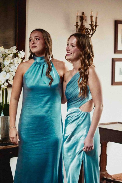 Due sorelle della sposa in abiti di raso azzurro fotografate da fotografo matrimonio villa veneta Vicenza.