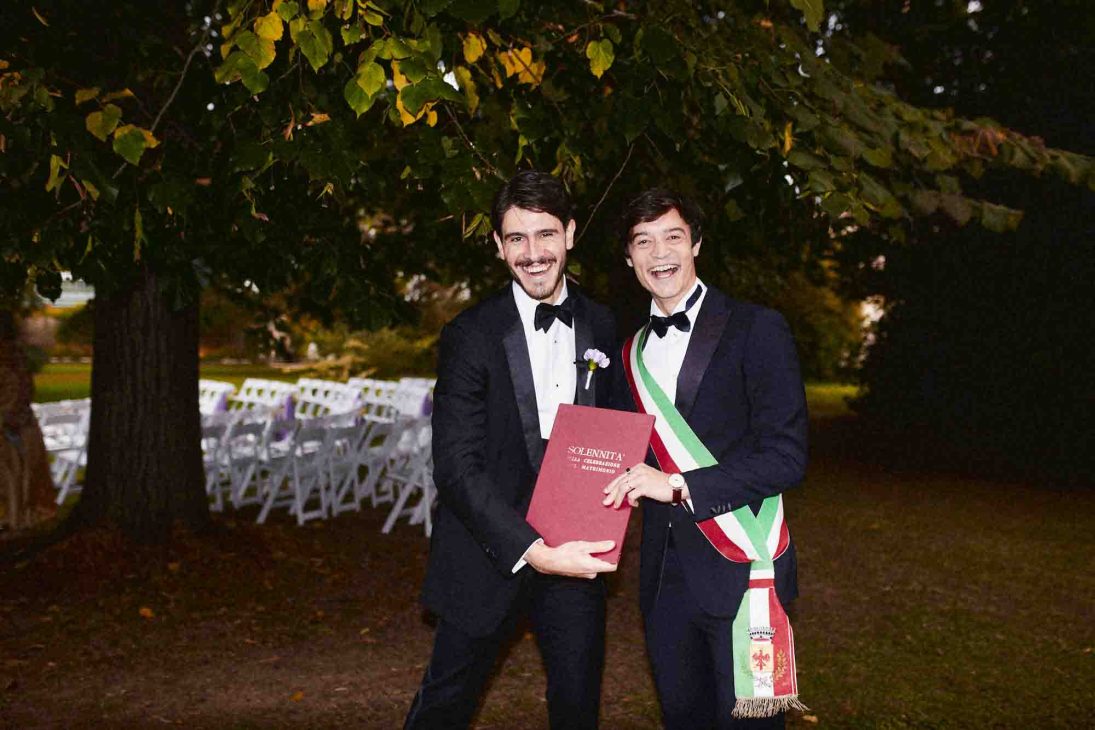 Sposo e celebrante sorridenti con registro e fascia tricolore per fotografo matrimonio villa veneta Vicenza.