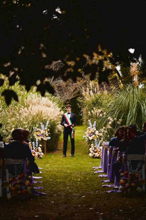Celebrante in attesa nel bosco fiorito fotografato da fotografo matrimonio villa veneta Vicenza.