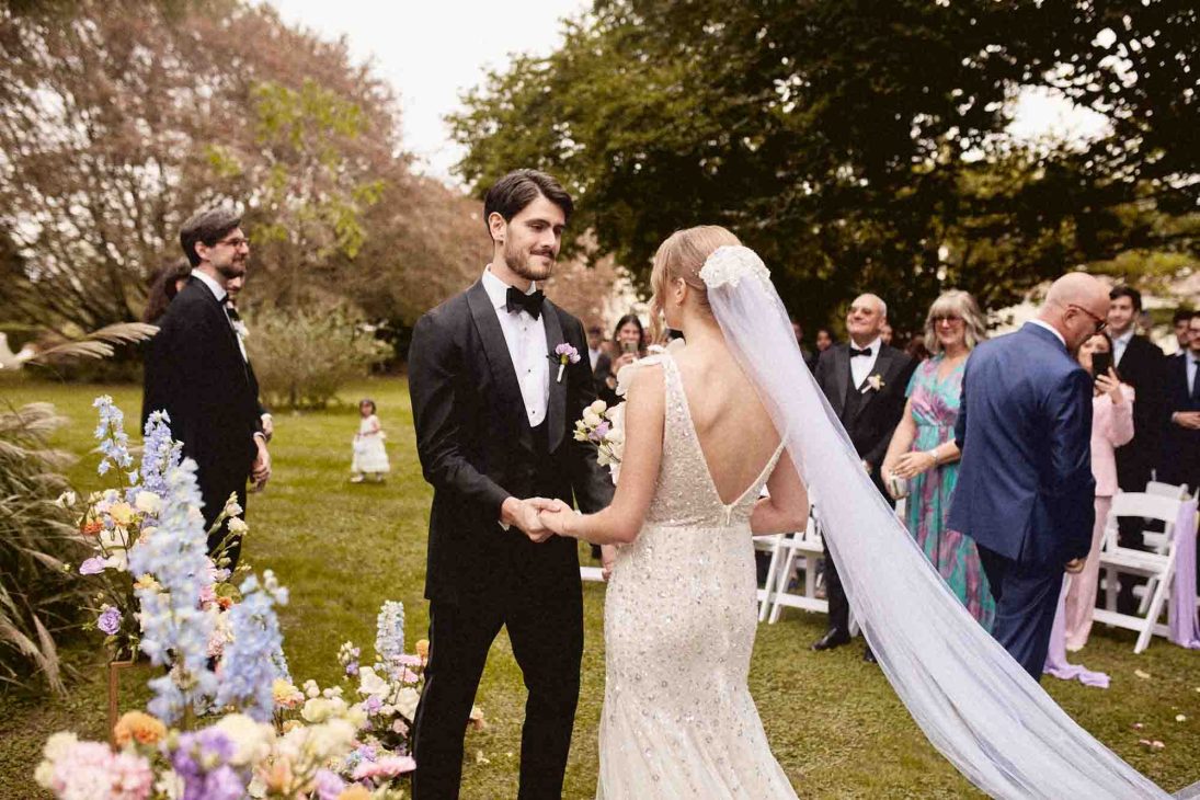 Sposi si tengono per mano durante la cerimonia all'aperto scattata da fotografo matrimonio villa veneta Vicenza.