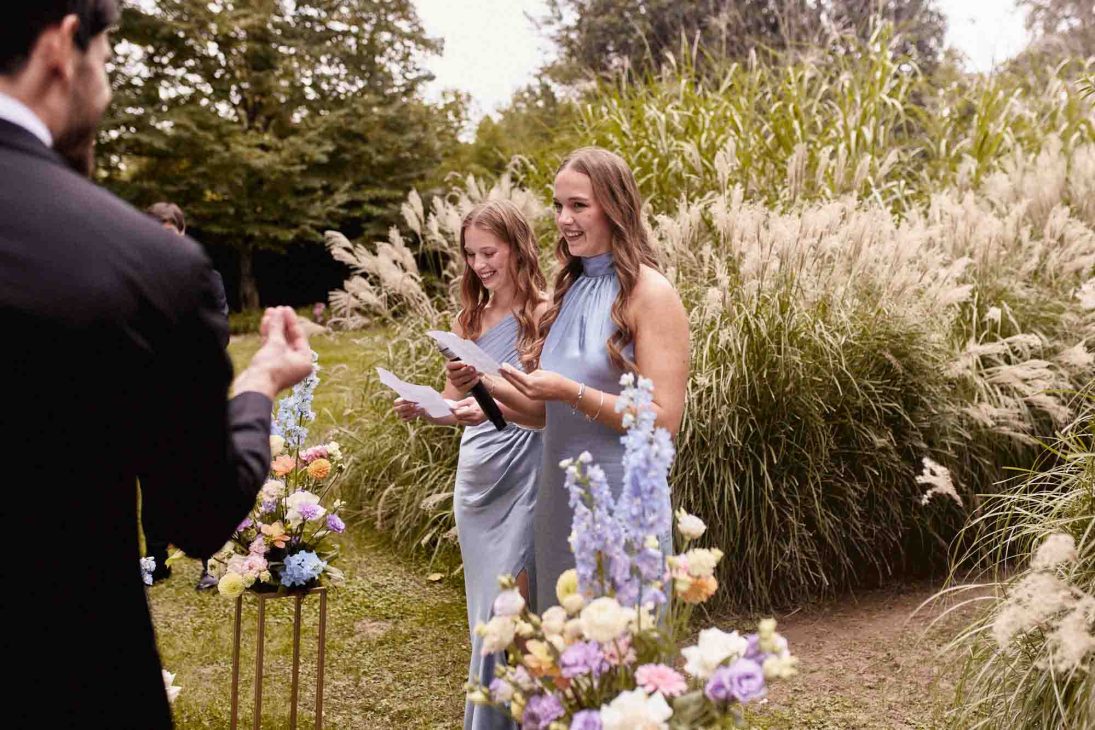 Sorelle della sposa leggono un discorso nel parco per fotografo matrimonio villa veneta Vicenza.