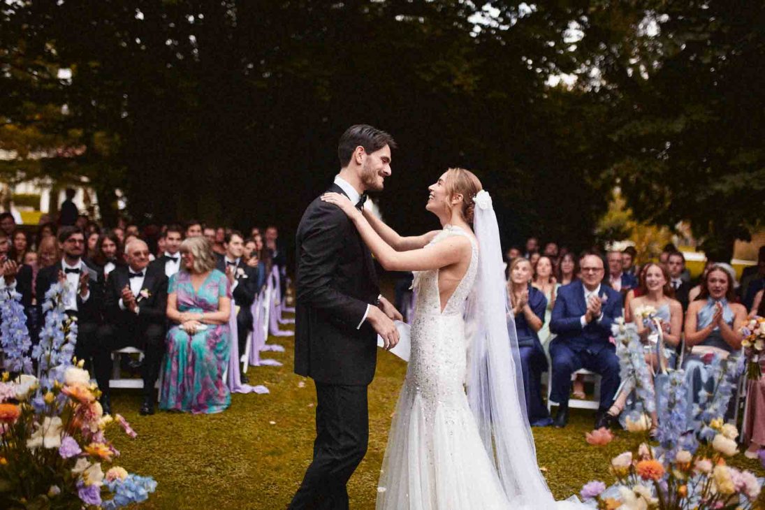 Sposi si abbracciano dopo la cerimonia all'aperto scattata da fotografo matrimonio villa veneta Vicenza.