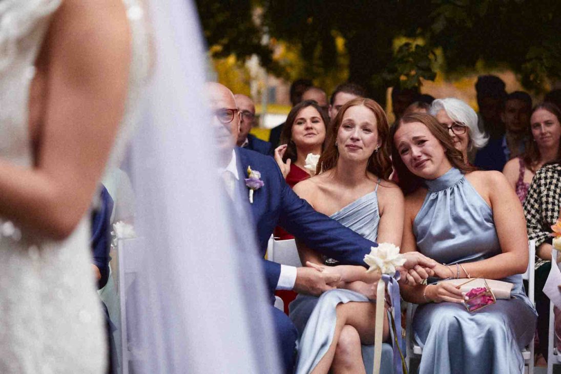 Sorelle della sposa e familiari commossi durante il rito scattato da fotografo matrimonio villa veneta Vicenza.