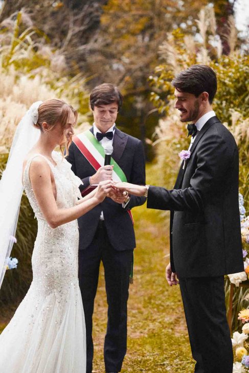 Lo sposo infila l'anello nuziale al dito della sposa durante il rito scattata da fotografo matrimonio villa veneta Vicenza.