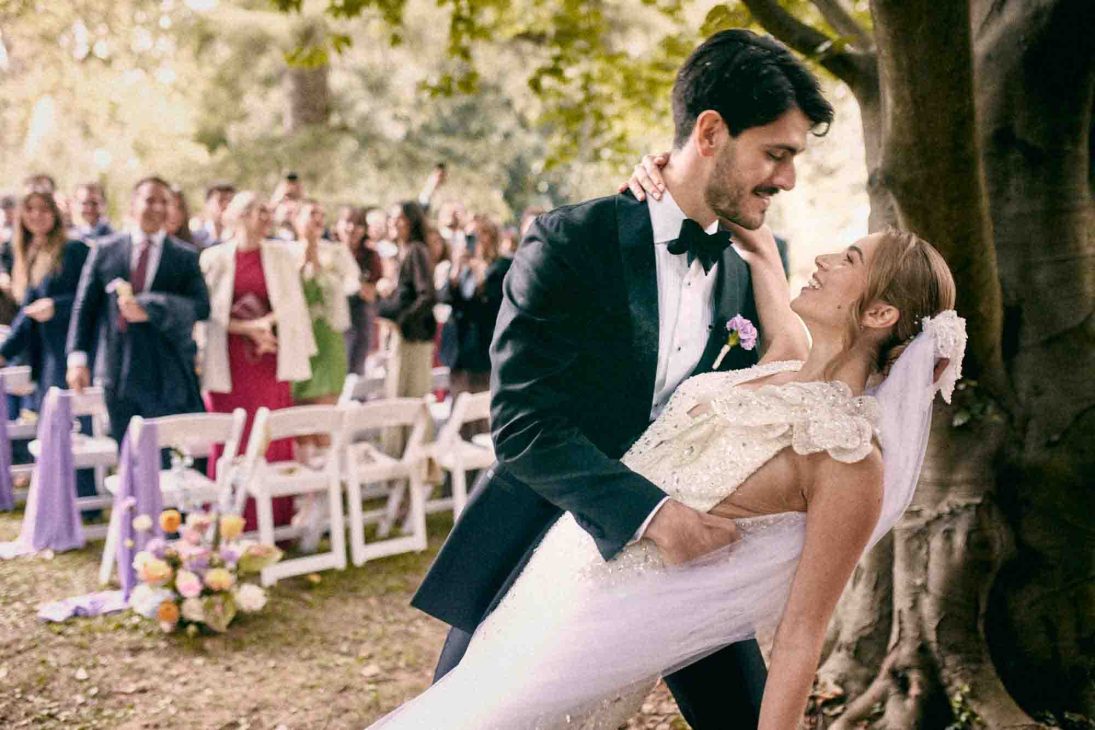 Sposi in un romantico casqué nel parco per un fotografo matrimonio villa veneta Vicenza dopo la cerimonia.
