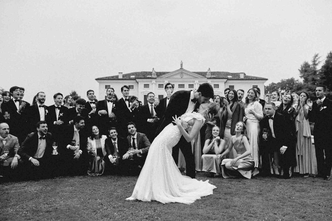 Sposi in un romantico casqué in bianco e nero davanti alla facciata per fotografo matrimonio villa veneta Vicenza.