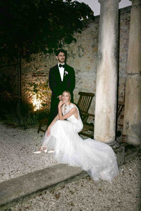 Ritratto serale degli sposi tra architettura in pietra e colonne per un fotografo matrimonio villa veneta Vicenza.