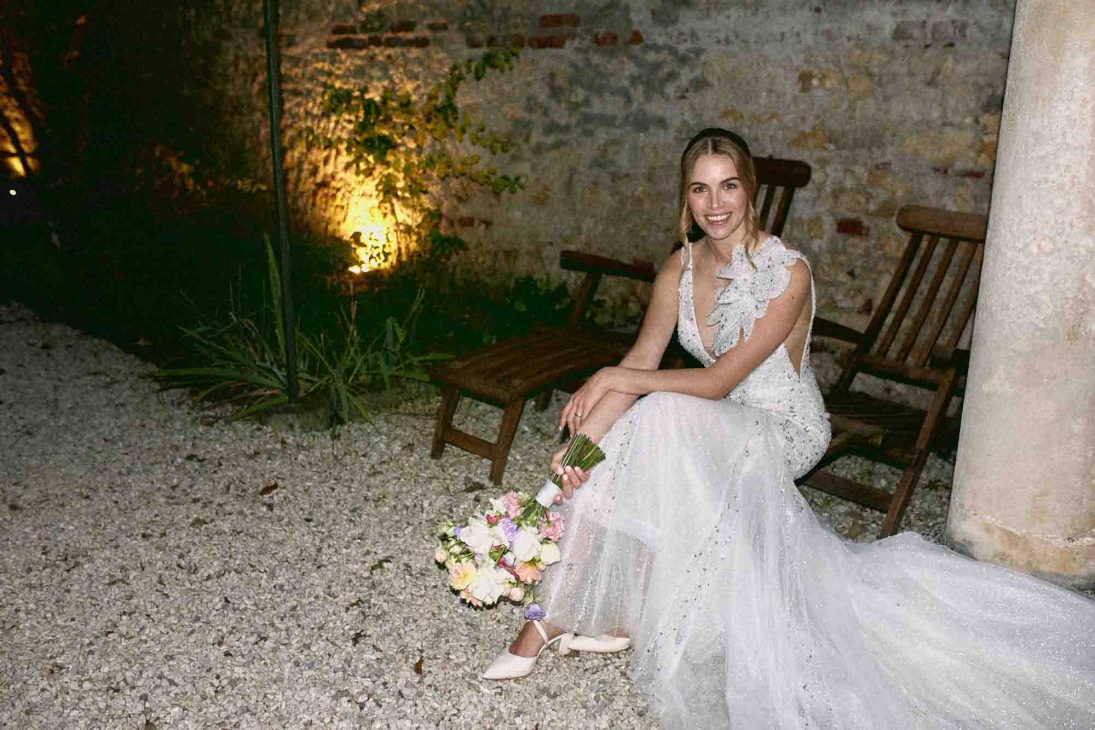 Sposa seduta con bouquet in un momento di relax serale per fotografo matrimonio villa veneta Vicenza.