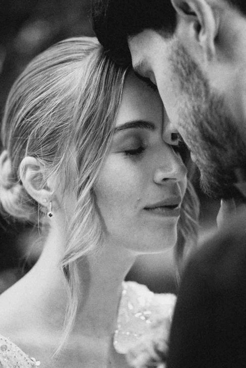 Primo piano intenso degli sposi in bianco e nero catturato da fotografo matrimonio villa veneta Vicenza.