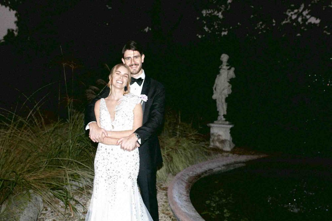 Sposi abbracciati nel parco illuminato di una storica villa veneta Vicenza per destination wedding Italy.