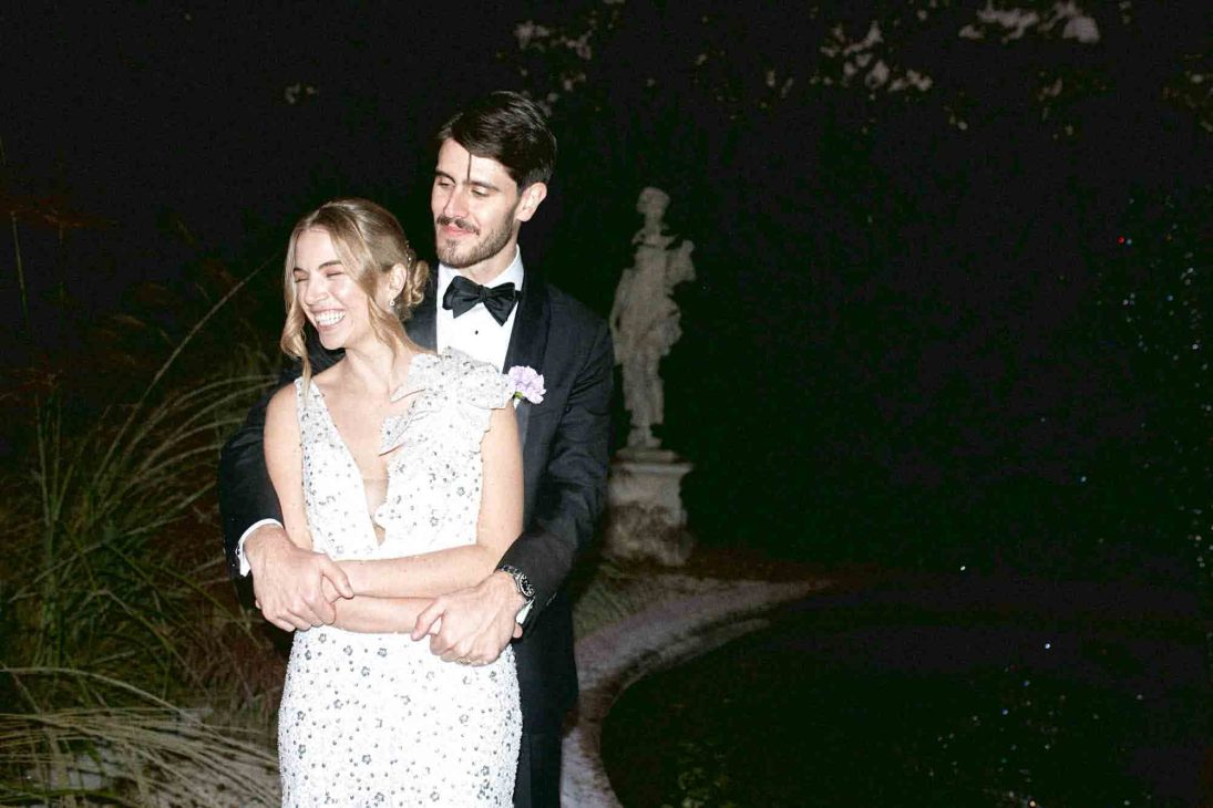 Sposi abbracciati nel parco illuminato di una storica villa veneta Vicenza per destination wedding Italy.