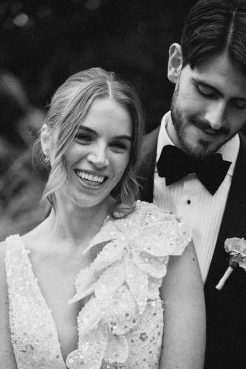 Primo piano della sposa sorridente e sposo in bianco e nero scattato da fotografo matrimonio villa veneta Vicenza.