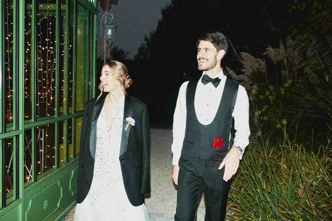 Sposi passeggiano di notte all'aperto scattata da fotografo matrimonio villa veneta Vicenza.