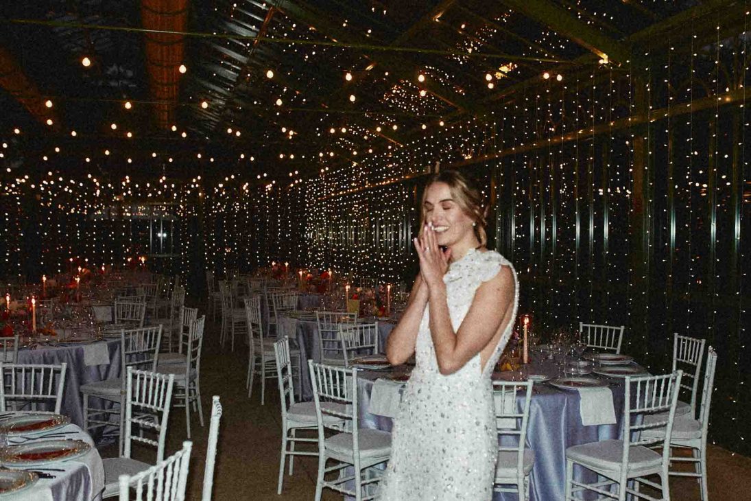 Sposa emozionata nella sala banchetto illuminata a festa, scatto di fotografo matrimonio villa veneta Vicenza.