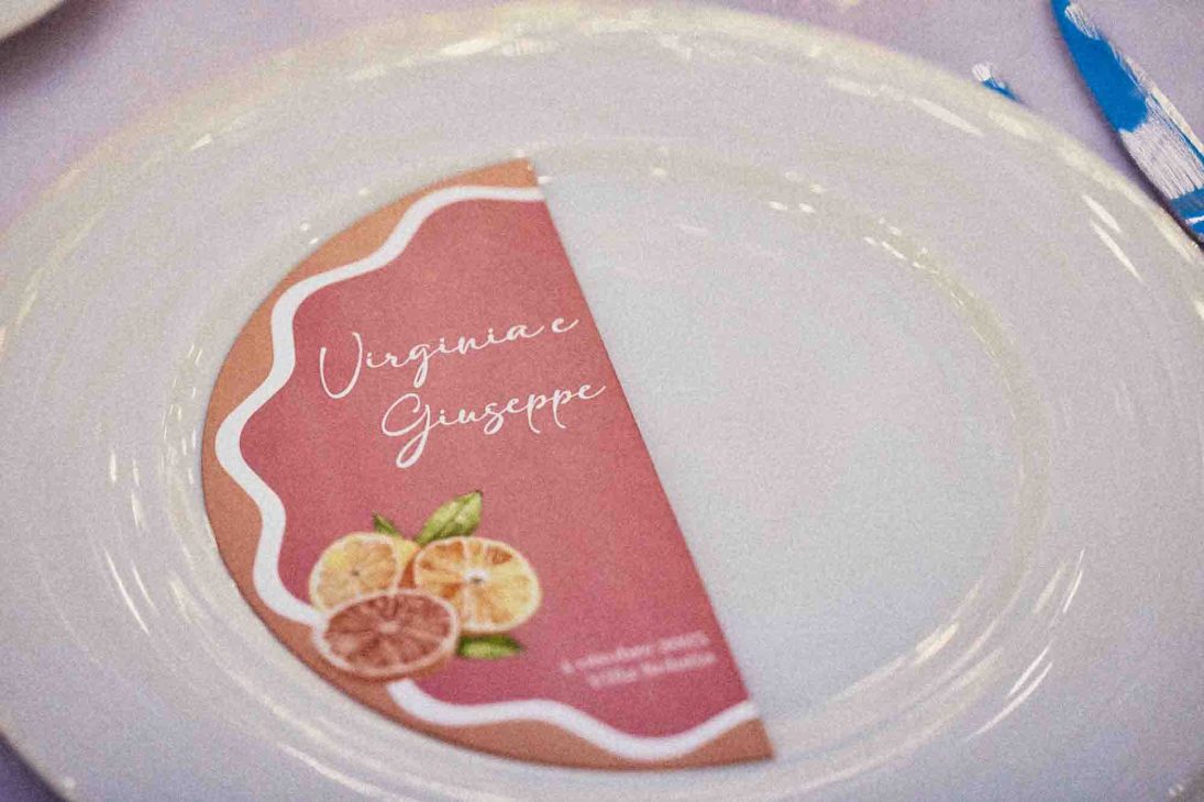 Dettaglio menu con nomi sposi e grafiche agrumi, scatto di fotografo matrimonio villa veneta Vicenza.