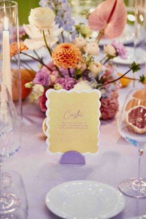 Dettaglio del segnatavolo Castor con fiori pastello e agrumi per fotografo matrimonio villa veneta Vicenza.