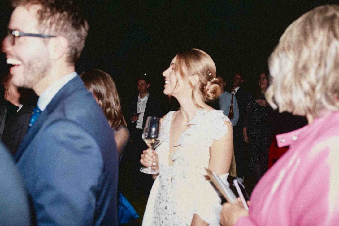 Sposa sorridente durante il ricevimento serale all'aperto a cura di un fotografo matrimonio villa veneta Vicenza.